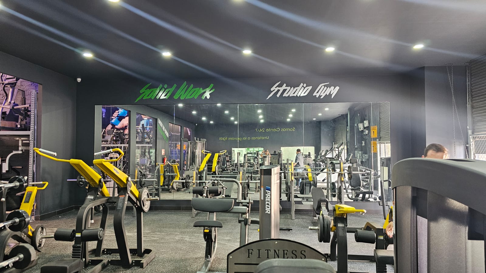 Showroom Solid Work Gym